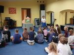 Pani robi teatrzyk dla dzieci